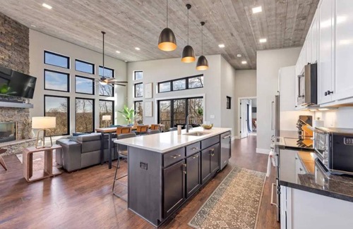 Innsbrook House | Mountaintop living at one of the highest points in Innsbrook!