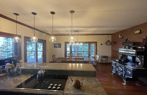 Cultus Lake House | Mountaintop retreat with panoramic views 10 minutes from Cultus Lake.