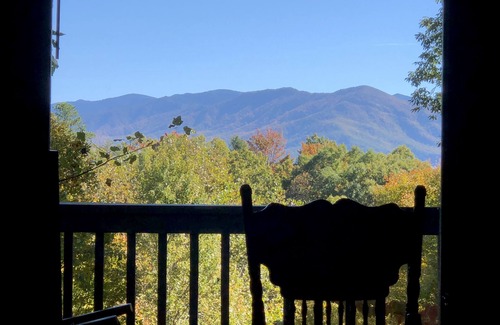 Gatlinburg - Pigeon Forge Cabin | MountainView Cutest Bear Cabin in Gatlinburg Cozy Close to Town Hot Tub Romantic
