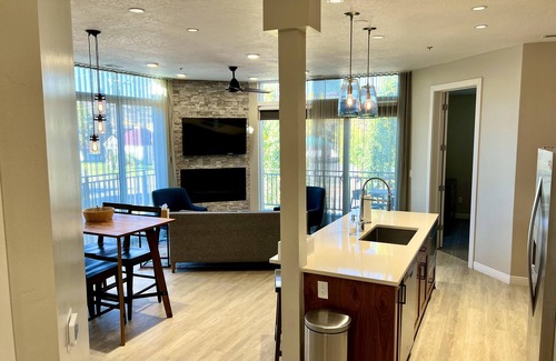 Garden City Apartment | MountainView - Luxurious 2Bed/2.5 Bath + Den Vacation Suite