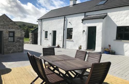 Newry House | Mournes Family Cottage with Hot Tub