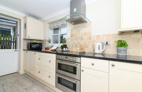 Mousehole Cottage | Mousehole Cottage, stylish with sea views, parking & close to village centre