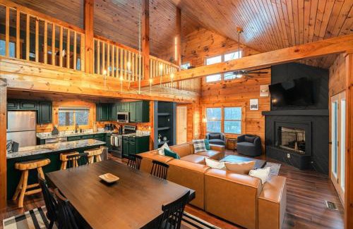 Massanutten House | Movie Theater Arcade Hot Tub Grill Views