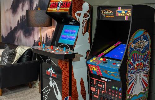 Massanutten House | Movie Theater Arcade Hot Tub Grill Views