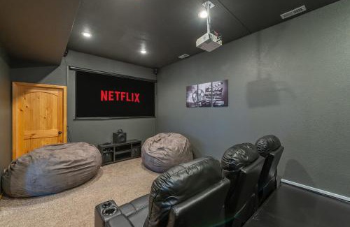 Wolf Laurel House | Movie Theater ~ Golf ~ Game Room ~ Hot Tub ~ Views