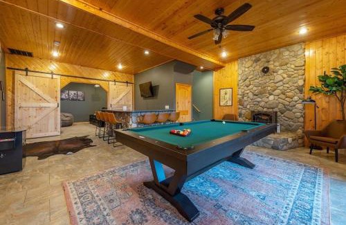 Wolf Laurel House | Movie Theater ~ Golf ~ Game Room ~ Hot Tub ~ Views