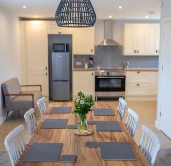 Worksop Apartment | Mowerina - Dog-Friendly Barn Conversion with a Hot Tub