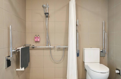 Somma Lombardo Hotel | MOXY Milan Malpensa Airport