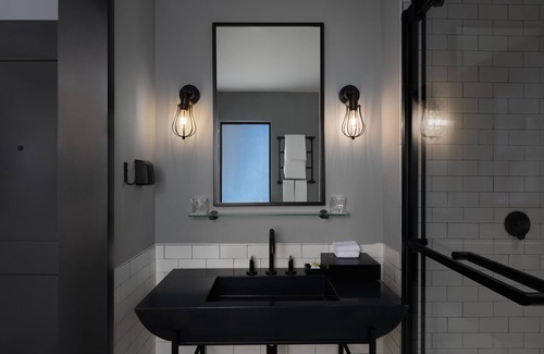 Futian CBD Hotel | Moxy Shenzhen North Station