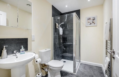 Watford Apartment | Mpl Apartmentz-Queens Broadway Apt3- Cent-Watford