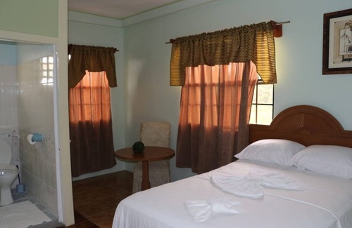 Linden Bed & Breakfast | Ms Holder's Comfort Villa