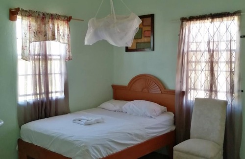 Linden Bed & Breakfast | Ms Holder's Comfort Villa