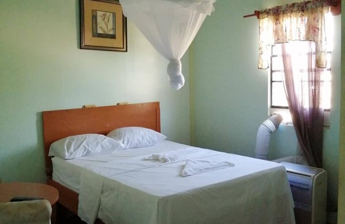 Linden Bed & Breakfast | Ms Holder's Comfort Villa