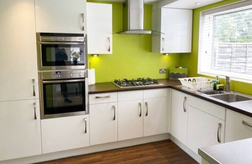 Kidlington House | Msquared Villa, Modern 3-Bedroom, 3 Parking Spaces