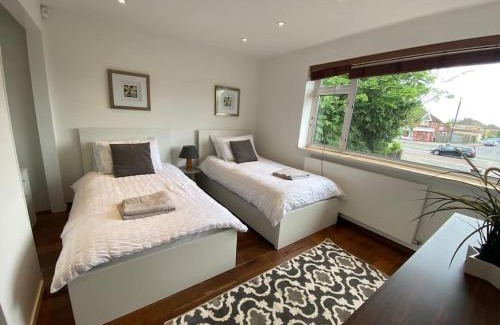Kidlington House | Msquared Villa, Modern 3-Bedroom House, 3 Parking Spaces