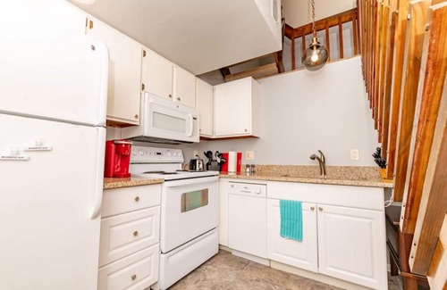 Mount Adams Apartment | Mt. Adams 1BR Great Location! Steps from Monastery