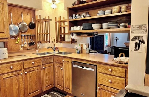 Ashland House | Mt Ashland Homestead, Ashland 10m, 40 ridgetop acres old forest, right by PCT