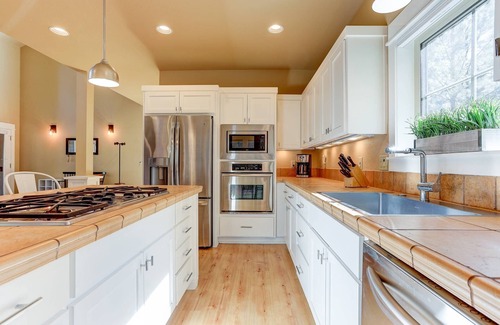 RiverWild House | Mt Bachelor Vlg Resort Home. Swimming, Fireplace, River Trails, Garage. Near Golf and Biking Trails.