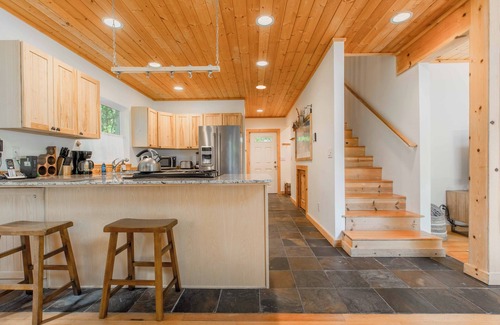 Glacier Cabin | Mt Baker Retreat - Hot Tub, BBQ, Fireplace