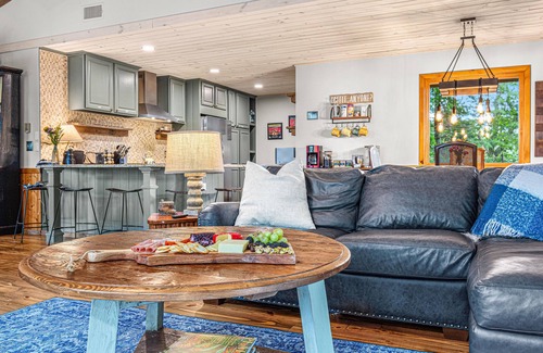 Cashiers House | Mt Getaway w/Spectacular Views, Hot Tub, Fire Pit, 10 acres, 4 miles to Cashiers