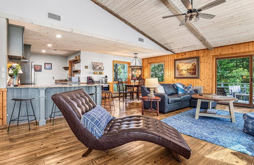Cashiers House | Mt Getaway w/Spectacular Views, Hot Tub, Fire Pit, 10 acres, 4 miles to Cashiers