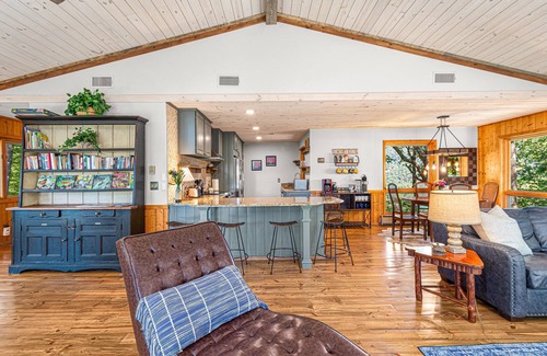 Cashiers House | Mt Getaway w/Spectacular Views, Hot Tub, Fire Pit, 10 acres, 4 miles to Cashiers