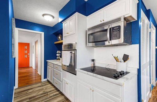 Orange Prairie House | Mt Hawley · 3Bed-MidCentury Marvel Bunglaow-Heart of Peoria