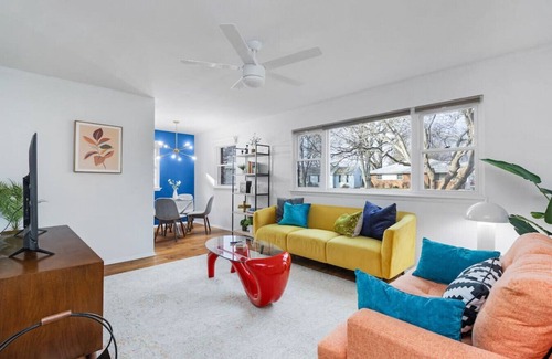 Orange Prairie House | Mt Hawley · 3Bed-MidCentury Marvel Bunglaow-Heart of Peoria