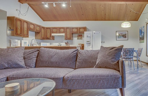 Zigzag Cabin | Mt Hood Cabin-Fenced Yard-Trails-Wood Stove-BearlyMuvin Cabin