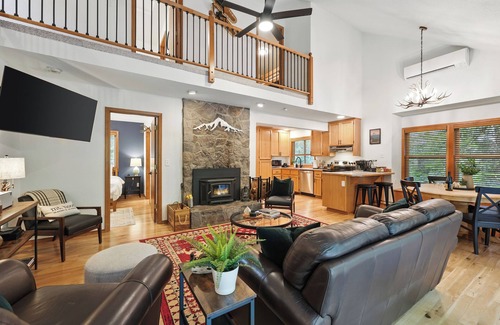 Rhododendron Cabin | Mt Hood Retreat Hot Tub/Pool Sleeps 7 DogsOK