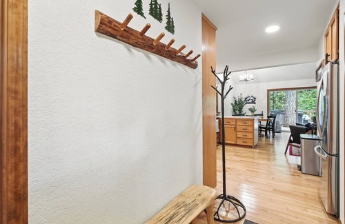 Rhododendron Cabin | Mt Hood Retreat Hot Tub/Pool Sleeps 7 DogsOK
