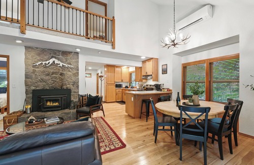 Rhododendron Cabin | Mt Hood Retreat Hot Tub/Pool Sleeps 7 DogsOK