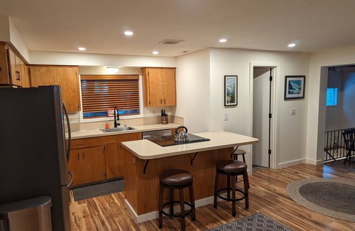 Zigzag Cabin | Mt Hood Riverfront Cabin with Hot Tub! Dog friendly!