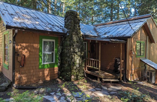 Zigzag Cabin | Mt Hood Riverfront Cabin with Hot Tub! Dog friendly!