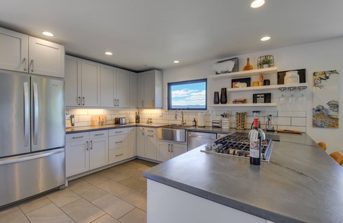 Underwood House | Mt Hood Views: Modern Underwood Home w/Deck!