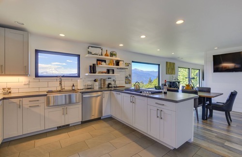 Underwood House | Mt Hood Views: Modern Underwood Home w/Deck!