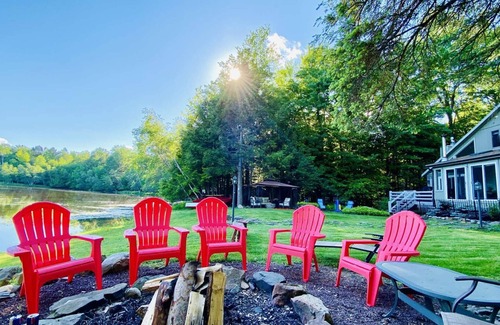 Blakeslee Cabin | ⛷⛱⛰Mt. Maplewood Lake House❤️Seasonal Specials ☆HotTub☆Fireplace☆Boats☆Games☆