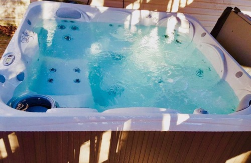 Pocono Lake Apartment | ⛱⛷⛰Mt. Maplewood Chalet❤️ 2BR ★HotTub★Poconos★Fireplace★Pets+★
