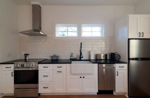 Old Village Cottage | Mt. Pleasant Retreat: Guest Cottage Near Beach & Downtown