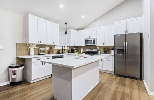 Prospect Heights House | Mt. Prospect 4BR Haven Awaits