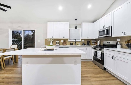 Prospect Heights House | Mt. Prospect 4BR Haven Awaits