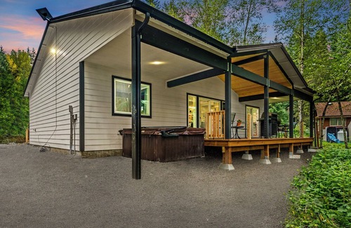 Ashford Cabin | Mt. Rainier Cabin: Sauna-Hot Tub-WiFi-EV