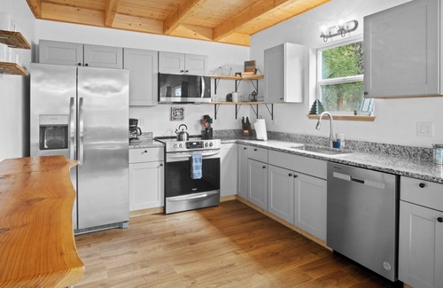 Paradise Estates House | Mt. Rainier Chalet w/Sauna-Game Table-Hot Tub-Massage Chair-EV-WiFi