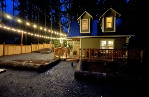 Ashford Cabin | Mt Rainier One Bedroom + Loft Cabin with Hot Tub