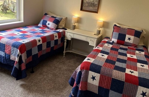 Ashford House | Mt Rainier-Quilted Pony-Hot tub, WiFi