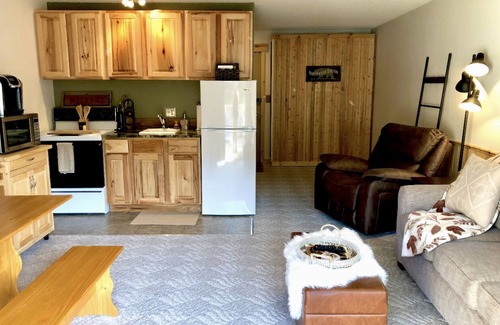 Mead Condo | Mt Spokane updated Ski Condo WiFi, Pool & Hot Tub~sleeps 4~hike, bike, explore