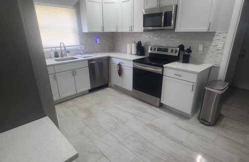 North Side Apartment | MT. Vernon 3rd floor Global Retreat 1-bedroom apartment with AC, WiFi.