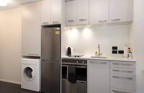 Wellington Apartment | Mt Victoria Studio - Kitchen, Bath Tub, Sleeps 2