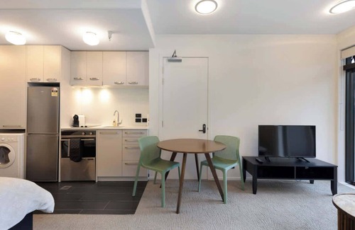Wellington Apartment | Mt Victoria Studio - Kitchen, Bath Tub, Sleeps 2