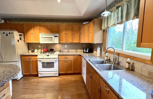 Jefferson House | Mt Washington Views, Theater Room, Pool Table, Hot Tub, Fire Pit, On 40 Acres